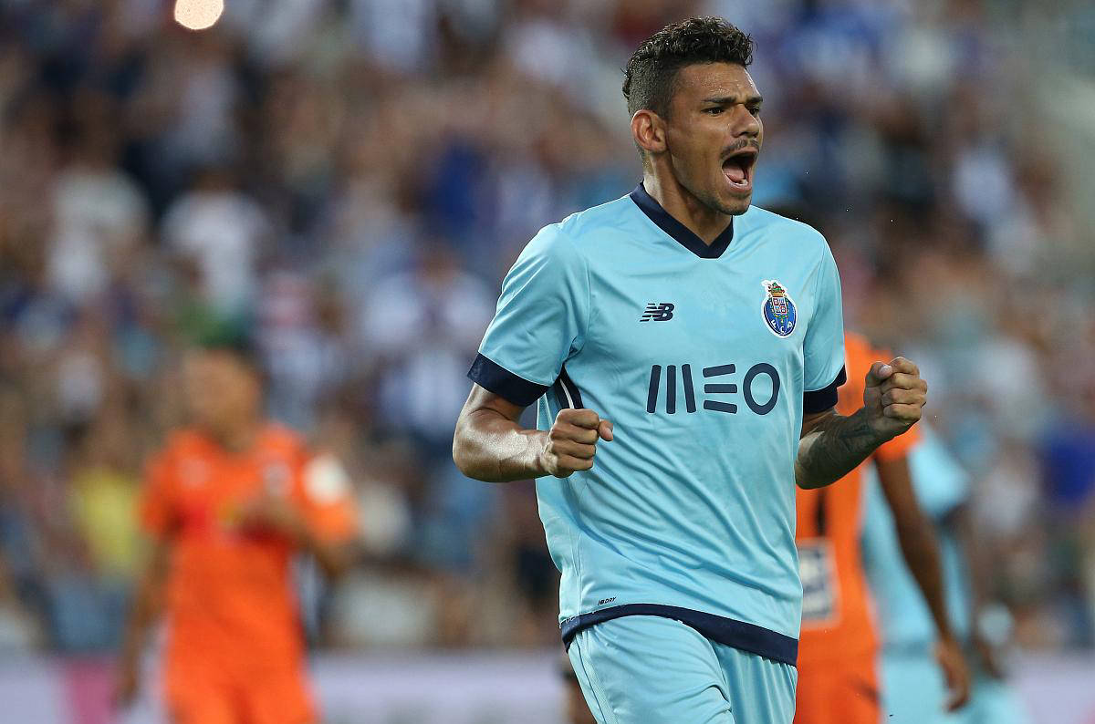 米兰体育官网-转会期波尔图复出首秀——欧联节点到来;赛场秩序良好;年轻球员得到机会(波尔蒂芒斯转会)